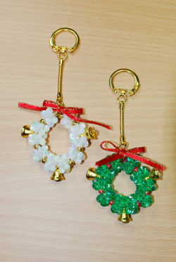 キーホルダー　ビーズワーク　クリスマス　リース　鈴 クリスマスリースのキーホルダー ☆ 2 個できるセット ☆ No 2