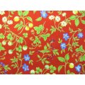 小花とイチゴ柄生地　★ 赤系　★ No.208　★ 綿 100 %　★ エプロン、作務衣、小物手芸などに　★ 110 cm 幅　[g-0208]