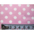 水玉スケアー生地　★ ピンク地で白の水玉　★ No. 238　★ 綿 100 %　★ エプロン、袋物、小物手芸などに　★ 110cm 幅　[g-0238]