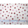 イチゴ柄ツイル生地　★ ベージユのチェック　★ No. 244　★ 綿 100 %　★ エプロン、袋物、小物手芸などに　★ 110 cm 幅　[g-0244]