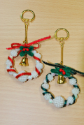 クリスマスリースのキーホルダー　★ ２ 個できるセット　★ No　3　★ ビーズで作る手芸　★ オリジナル手芸　[C-0005]