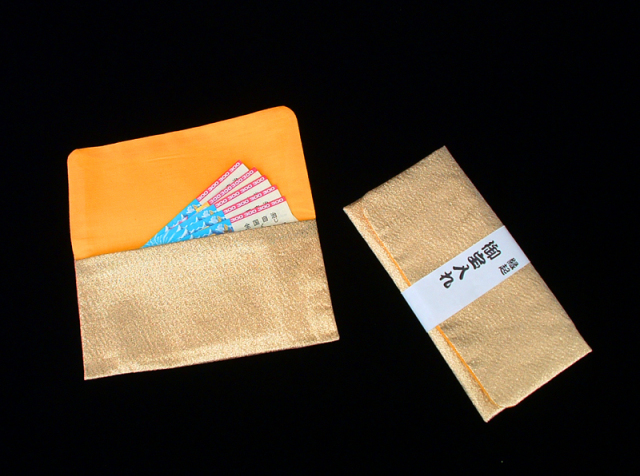 「宝くじ」や「受験票」を入れて縁起を担ぐ「招福宮」の付属品