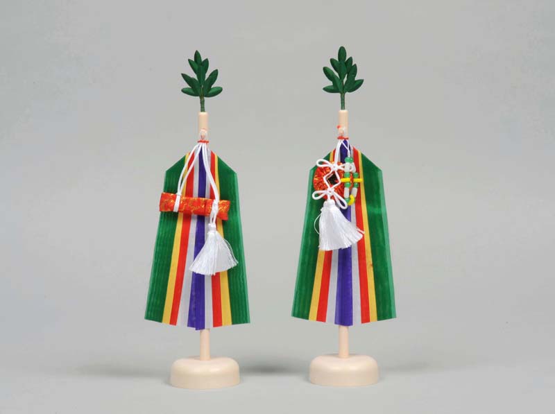 神事の祭壇の左右に立てる祭具「真榊（まさかき）」