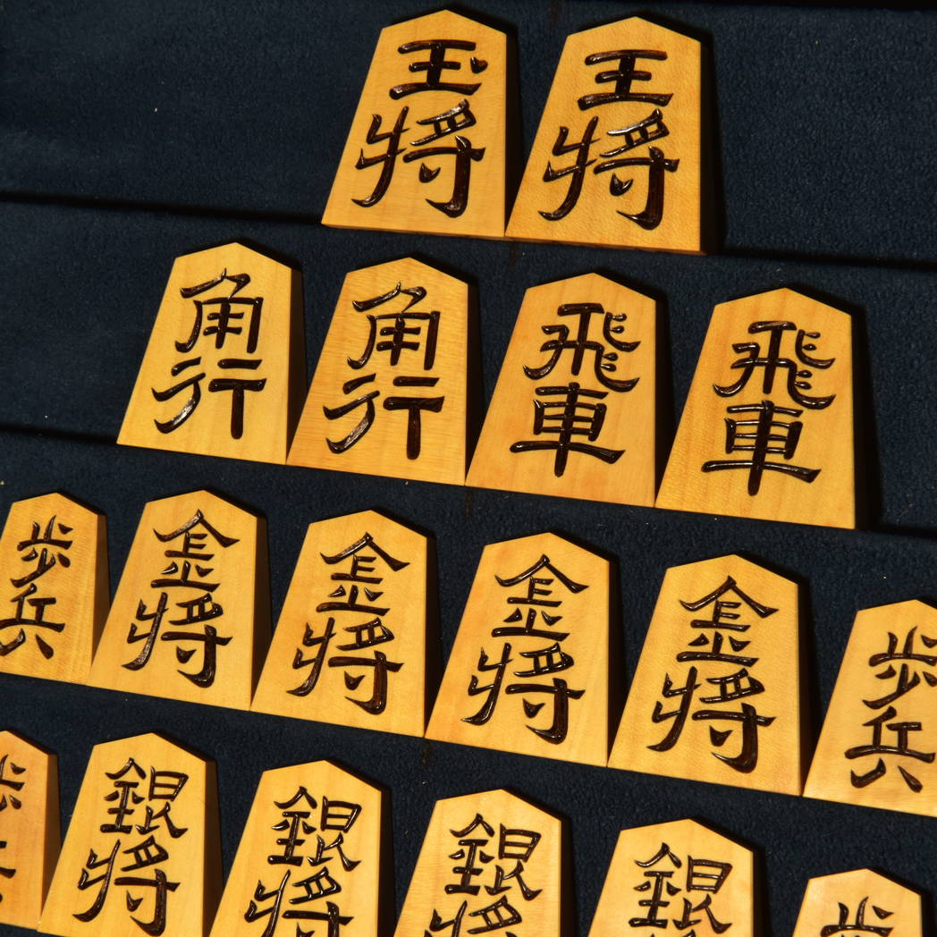 月山作　無剣　斑入　彫駒