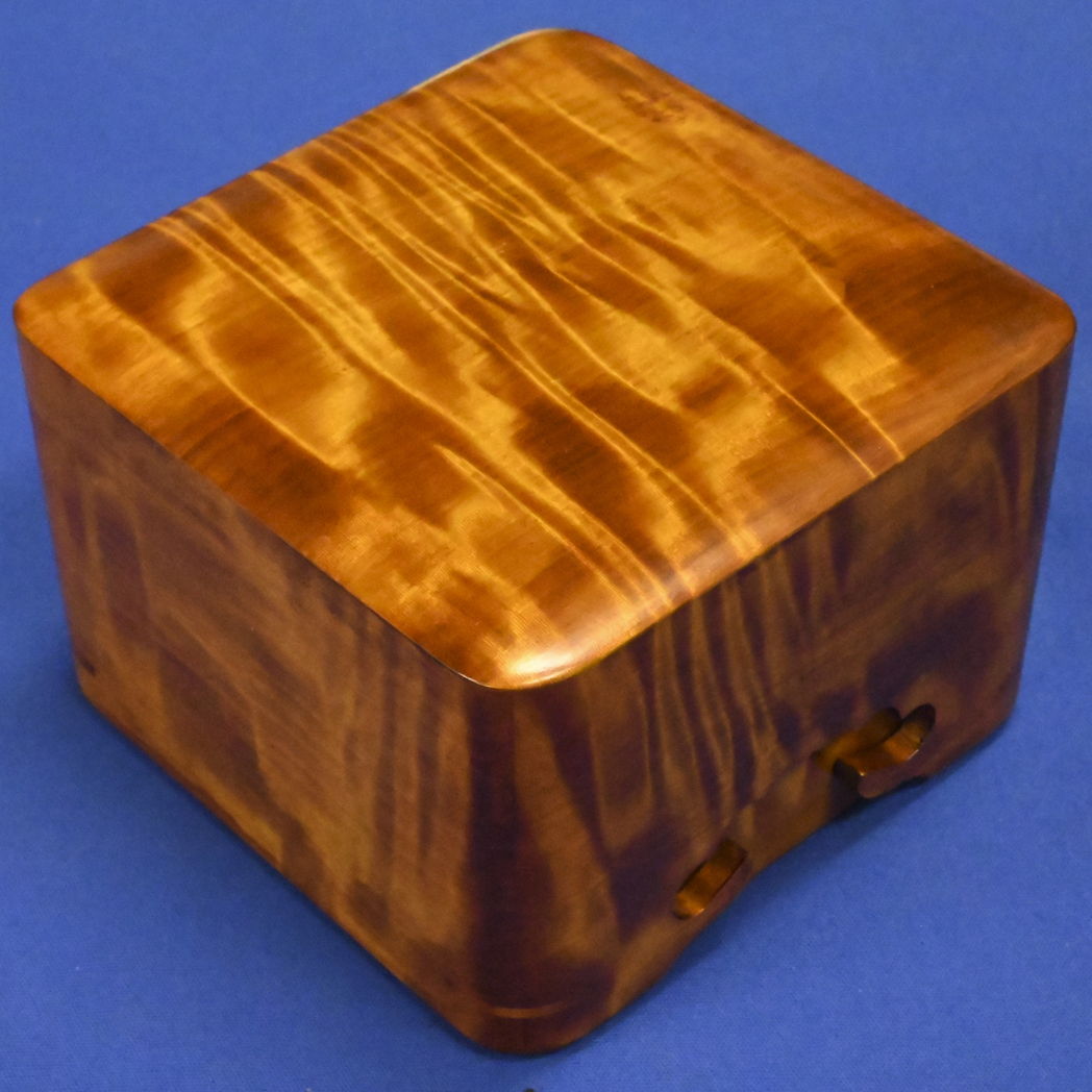 駒箱 　 栃杢  隅丸  摺漆