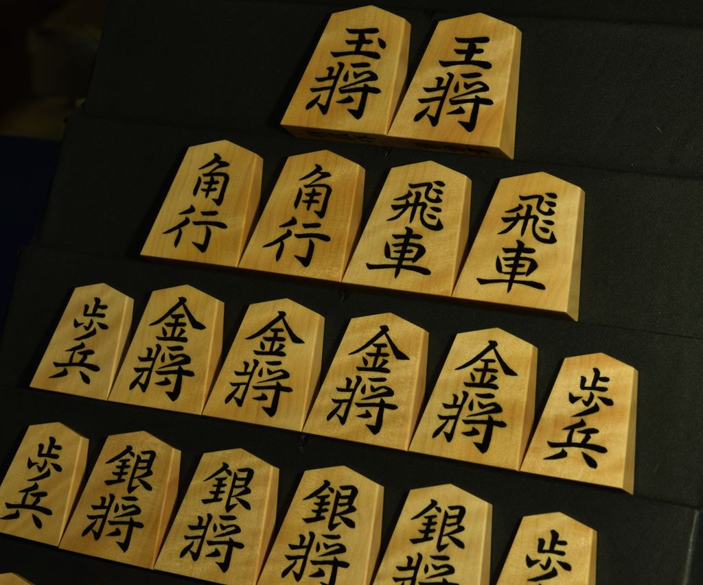 将棋駒　竹風作　根杢　彫埋　昇竜