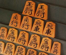 将棋駒　香月作　名人金光書（今上陛下大正天皇）献上