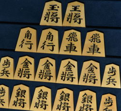 将棋駒　桂山作　錦旗　彫駒