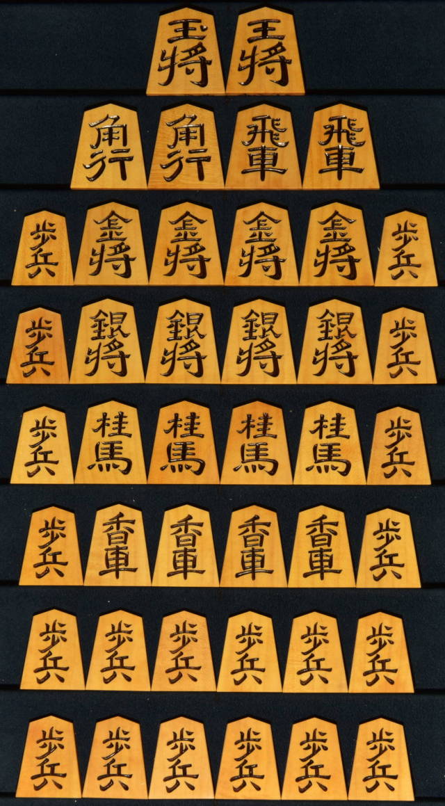 月山作・源兵衛清安・黄楊縮杢斑目薄色・彫り将棋駒・UVカット内蓋付き桐平箱・駒袋 月山作・源兵衛清安・黄楊縮杢斑目薄色・彫り将棋駒・UVカット内