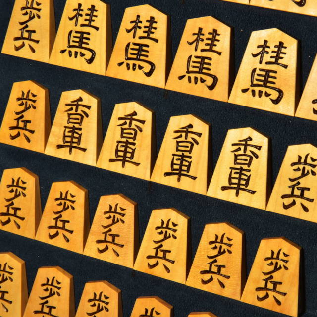 月山作 無剣 斑入 彫駒