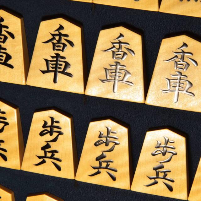 将棋駒　盛上駒　虎斑　富石作　錦旗書　[未使用品] 蛍雪作錦旗島黄楊虎斑盛上将棋駒 新品/桐製平箱付(KS1013
