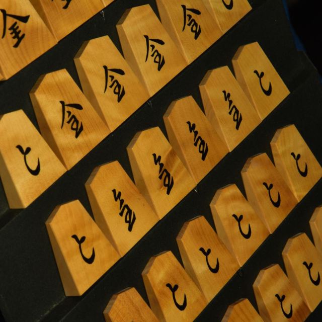 将棋駒 路山作 水無瀬書 島黄楊根杢 彫駒 剣心作巻菱湖島黄楊根杢彫将棋駒 ヤフーオークション ヤフオク