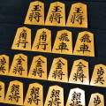 将棋駒　清峰作　淇州書　孔雀杢　彫駒
