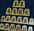 将棋駒　勝月作　一字　彫埋　杢