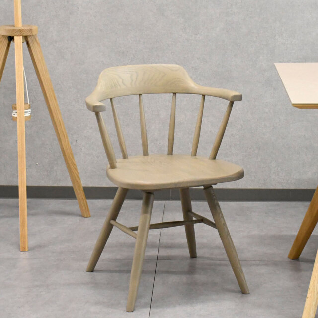 【新品アウトレット】伝統的なデザインのアッシュ無垢材ダイニングチェア OJ21H
