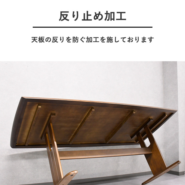 200cm幅の大きめのダイニングテーブルとソファのようなダイニング