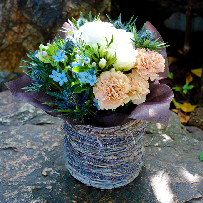 ナチュラルカラーのアレンジメント5500円（税込）