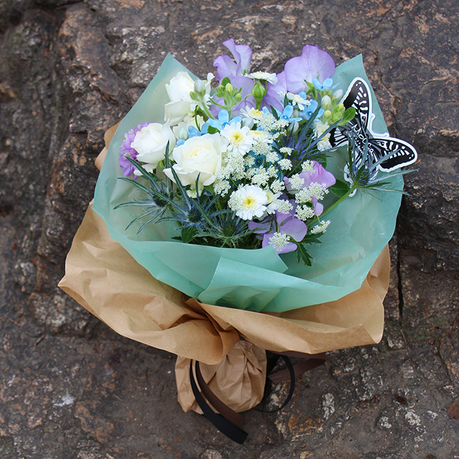 ホワイト＆ブルーの清楚系花束3000円