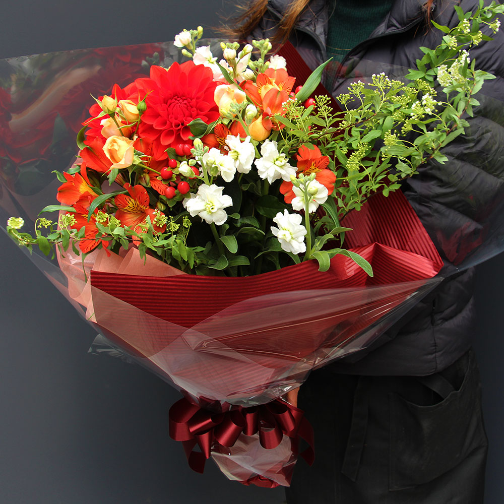 包み込まれるダリアの花束5500円(税込)