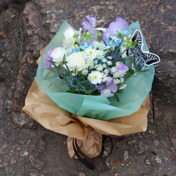 ホワイト＆ブルーの清楚系花束3000円