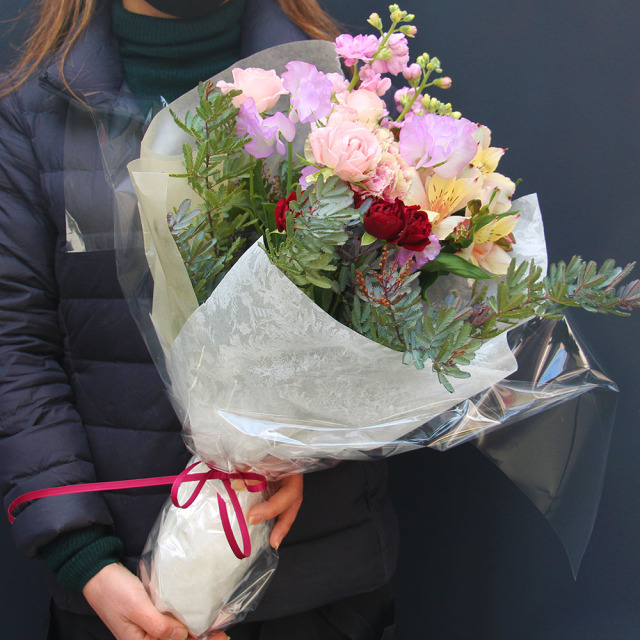 ニュアンスカラーの花束5500円(税込)