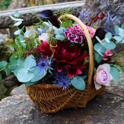 落ち着きあるシックな装いバスケットアレンジメント8800円（税込）