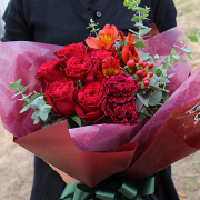 奥様へ感謝の気持ちと愛を伝える深紅のバラ花束5000円