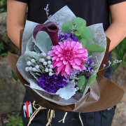 パープル系エレガントな花束3300円（税込）