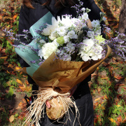 ホワイト系清楚な花束5500円(税込)