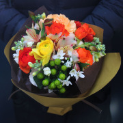 小さなお花を集めた花束3300円(税込)