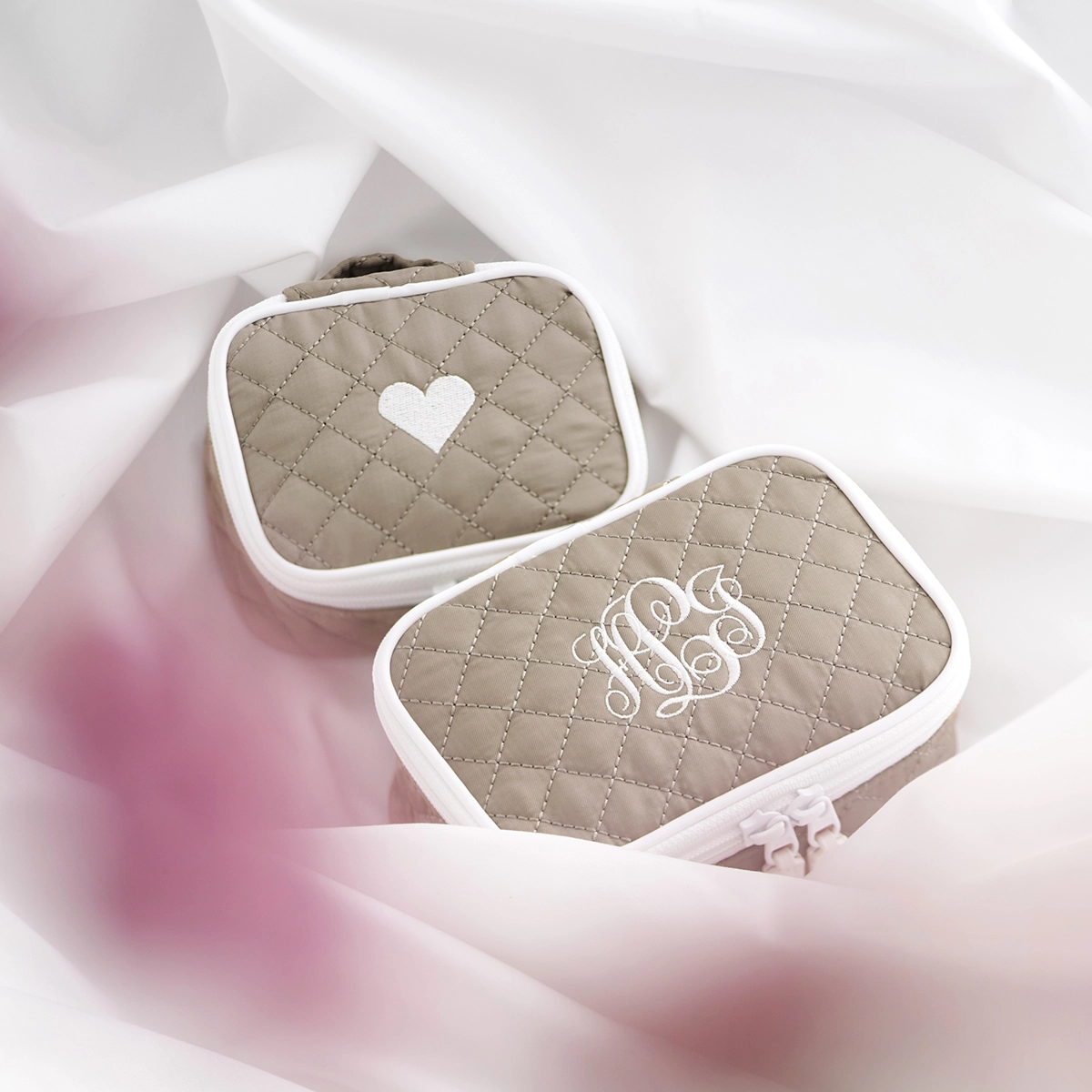 ダイヤモンドキルトポーチ | 刺繍入り2点セット | ミニ×1 スモール×1 | サンド