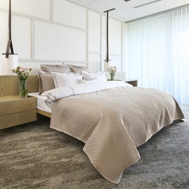 素材で変化を付けおしゃれな寝室に｜キルトのベッドカバーなら