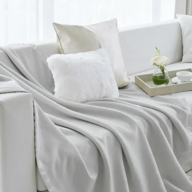 ホテルライクインテリア ウールバイカラーブランケット シングル 毛布・ひざ掛け 楽天市場】ブランケット シングル 140×190cm ひざ掛け 肌掛け