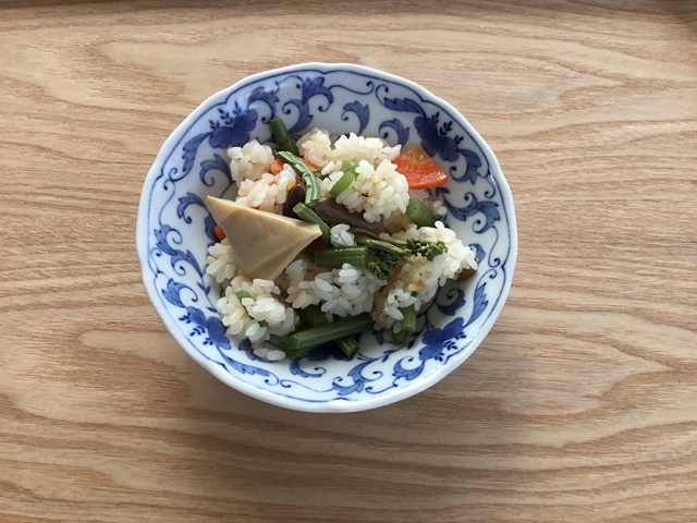 わらびの釜めしの素盛り付け