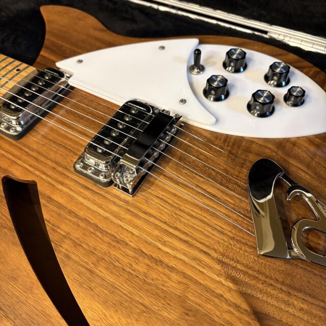 Rickenbacker 330W Walnut