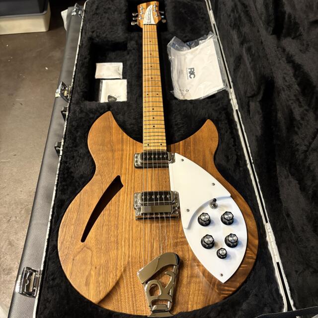 Rickenbacker 330W Walnut