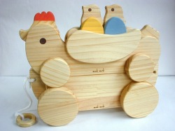 ★受注生産（納期3ヶ月）。木のおもちゃ知育玩具、組立てコッコちゃん羽付＋ゆらころ