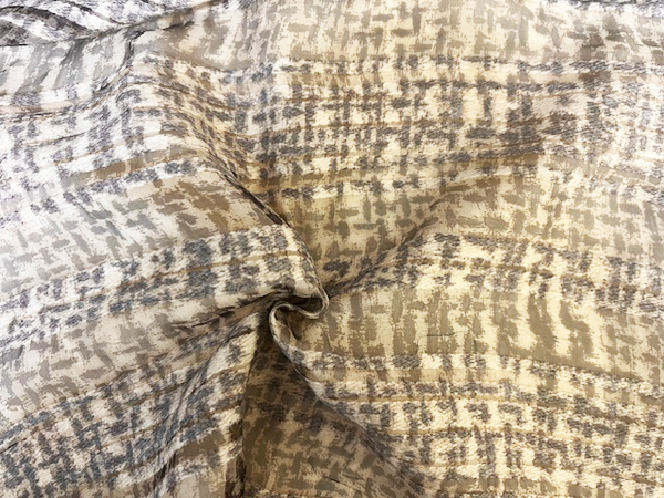 イタリア製輸入生地　【 シルクウールベース 】 オパール加工/１着分2,6m