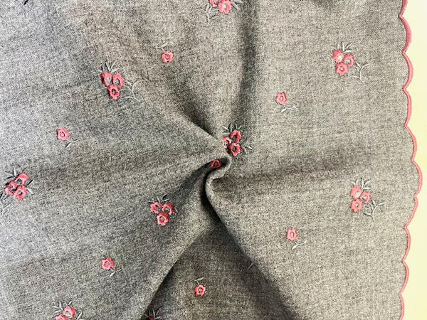 オーストリア製輸入生地　【GIVENCHY/ジバンシィ】　小花柄刺繍/1着分2,4m