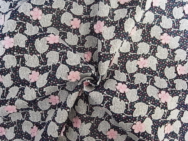 スイス製輸入生地　【ピュアコットン 】　花柄エンブロイダリー/1着分2.9m