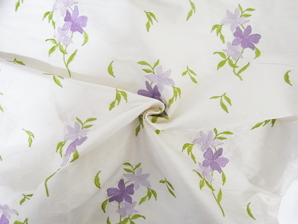 インド製輸入生地　【elegance/エレガンス社】　ピュアシルクシャンタン/花柄刺繍/1着分2,9m