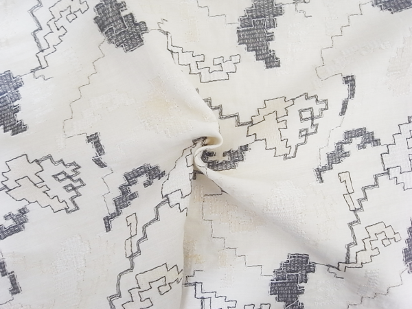 スイス製輸入生地 【リネンコットン】 幾何学模様柄エンブロイダリー/1着分2,4m