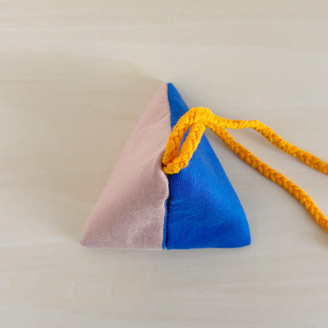 MI:IRO／Sankaku（サンカク）／ROYAL BLUE × DUSTY PINK × GOLD YELLOW