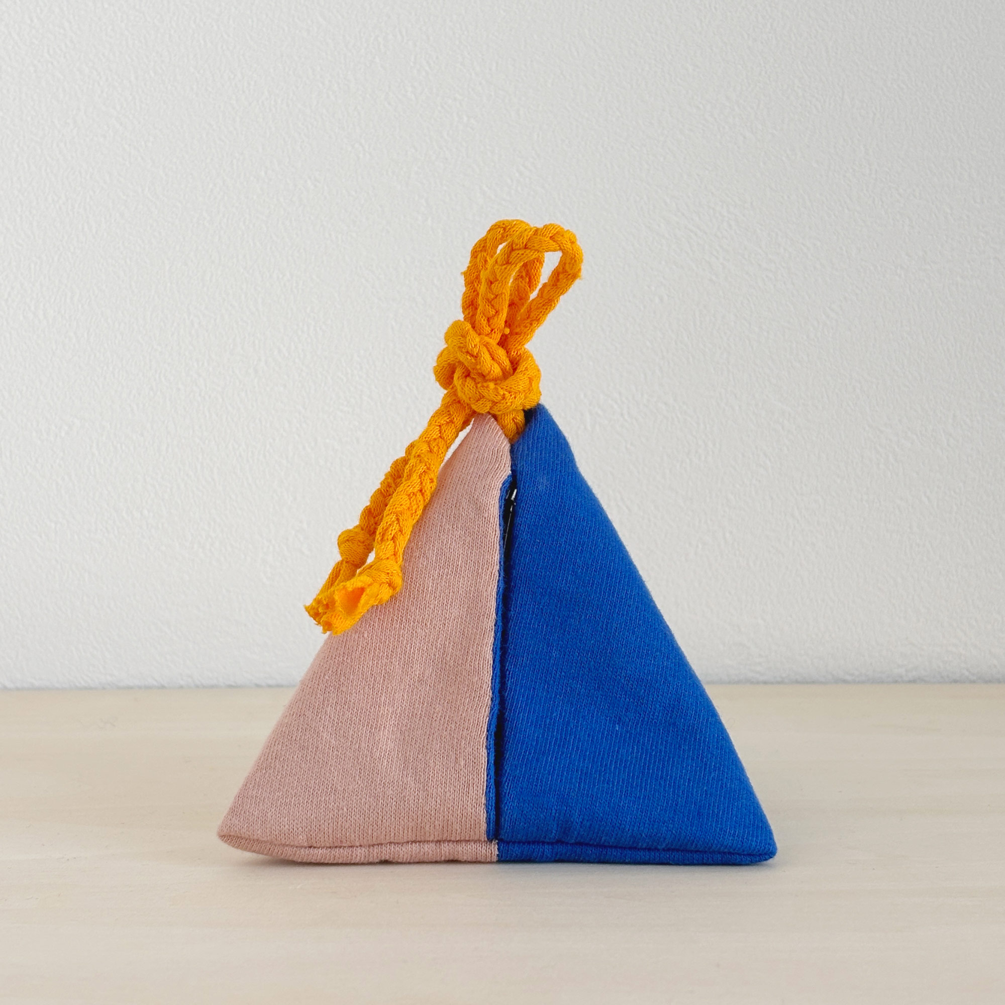 MI:IRO／Sankaku（サンカク）／ROYAL BLUE × DUSTY PINK × GOLD YELLOW