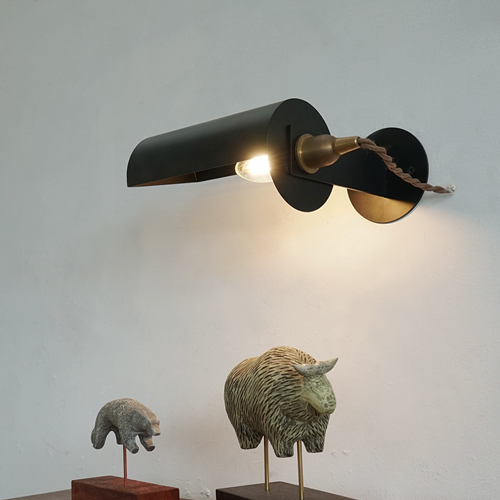 アイアンシェードが潔くジャンク感のある、壁用間接照明のブラケット