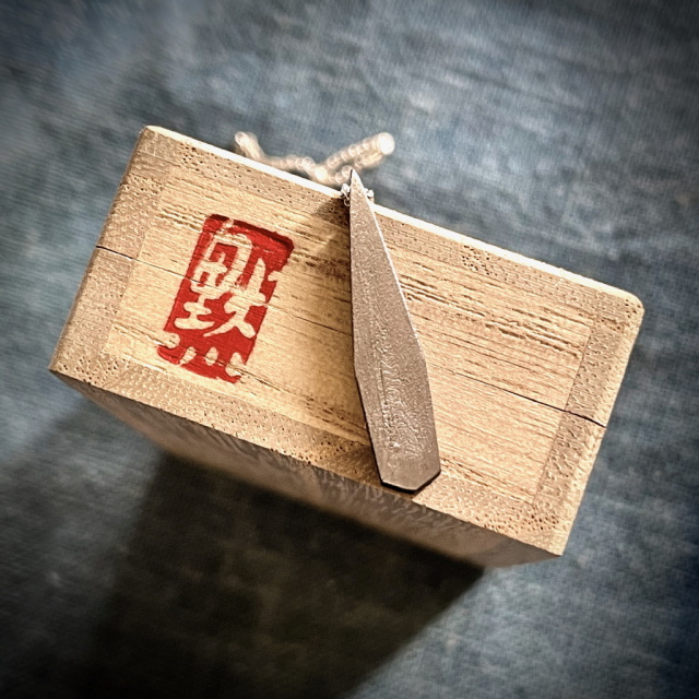 伝家の宝刀専用 ページを出しました。 刀匠 高羽弘宗 作 切り出し A (赤糸巻き柄) Swordsmith Takaba's