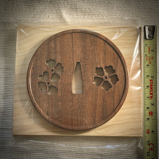 ティータイムに、お刀鑑賞の合間のひとときに！ 銘木ハンドメイド 鍔