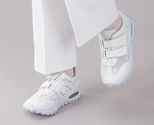 足ムレを軽減するベンチレーションシステムを採用したナースシューズ