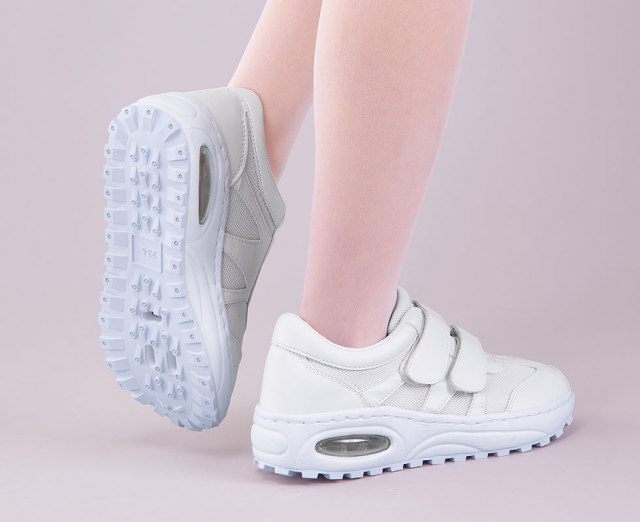 足ムレを軽減するベンチレーションシステムを採用したナースシューズ