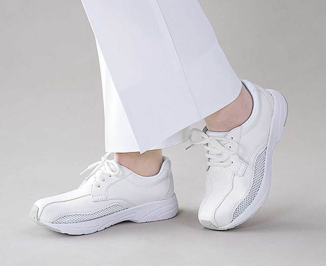 どんなスタイルにも似合うシンプルなナースシューズ